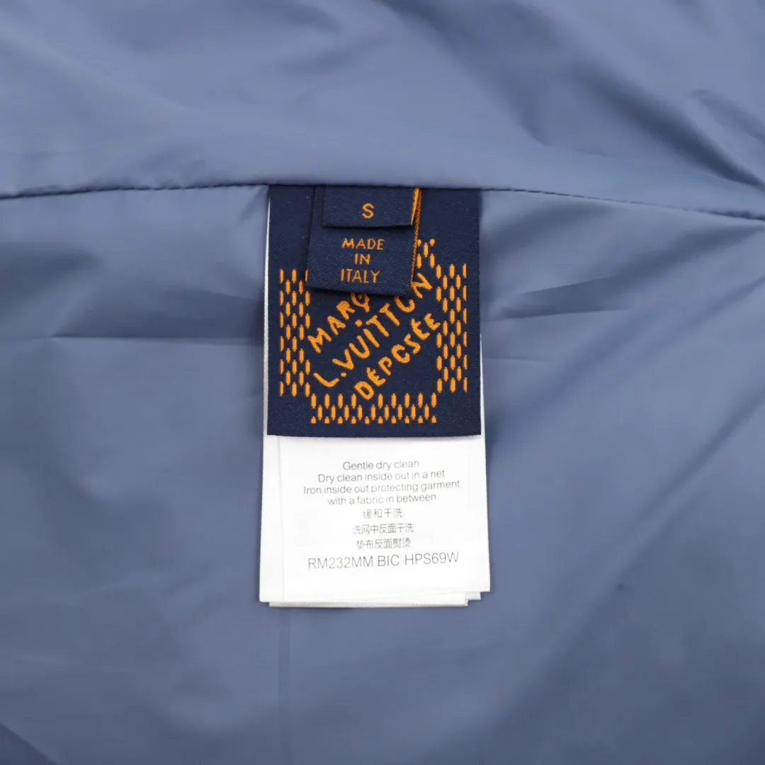 🅿️570 Louis Vuitton/Louis Vuitton logo embroidered leather splicing jacket baseball jacket. This year is particularly popular. Baseball jackets are available at all levels of the market (you must compare the details). The most powerful quality control. Production and research on baseball uniforms for 7 years. Exquisite details. With it, you are the most beautiful boy in the universe. Lacquered full-face snap buttons (buttons with LOGO), sheep body with grained cow leather sleeves, and Monogram The lining elegantly expresses the brand's identity and reflects the millennial style of the 2025 autumn and winter show. Marque L.Vuitton Déposée patches and leather logo embroidered patches are located under and at the back of the left pocket respectively, and pearlescent snap buttons add to the dandy feel. Size: XS-L